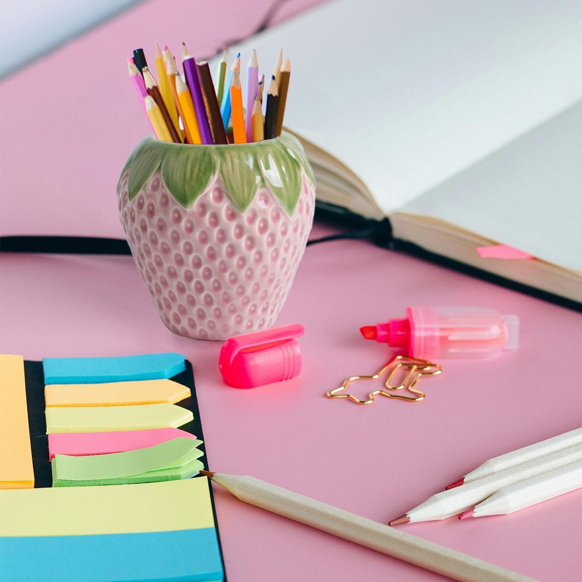 Strawberry Pen Holder, Cute Desktop Pen Holder, Ceramic Pen Holder, Vertical Makeup Brush Holder, Suitable for School, Home, Office Desktop Decoration (Pink)